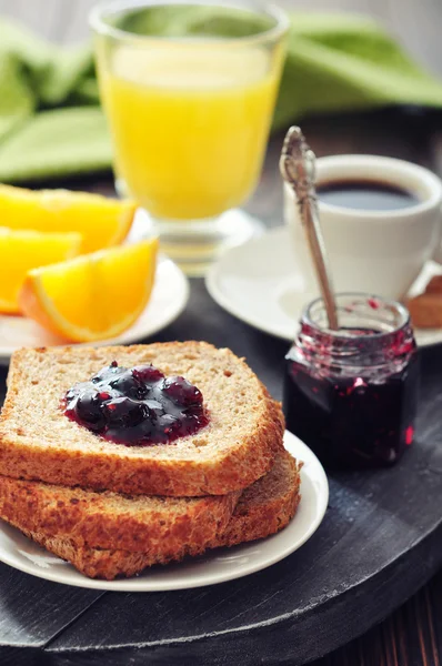 Завтрак с тостами — стоковое фото