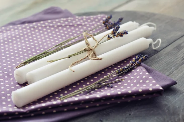 Kerzen mit trockenem Lavendel — Stockfoto