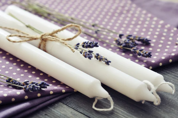 Kerzen mit trockenem Lavendel — Stockfoto