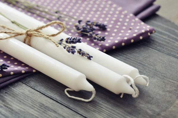 Kerzen mit trockenem Lavendel — Stockfoto