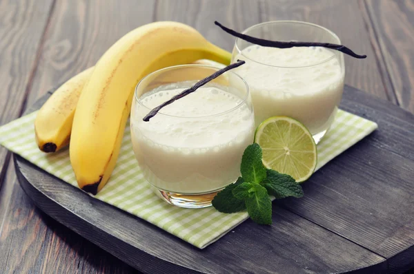 バナナ牛乳を振る — ストック写真