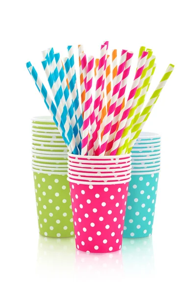 Бумажные чашки и полосатые соломинки — стоковое фото
