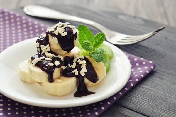 Banane mit geschmolzener Schokolade — Stockfoto