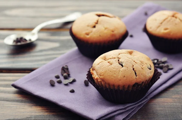 Muffins com gotas de chocolate — Fotografia de Stock