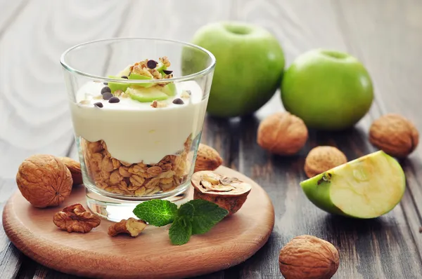 Dessert med yoghurt och müsli — Stockfoto