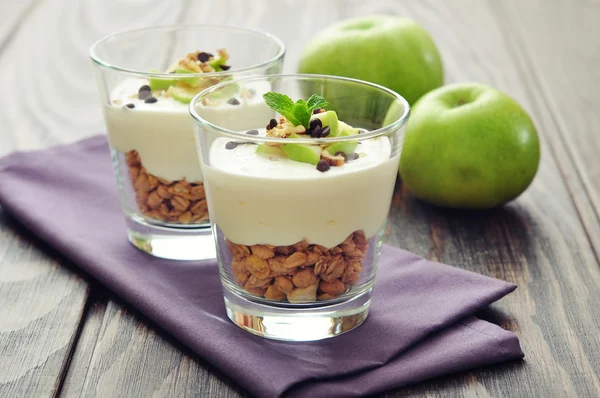 Dessert mit Joghurt und Müsli — Stockfoto