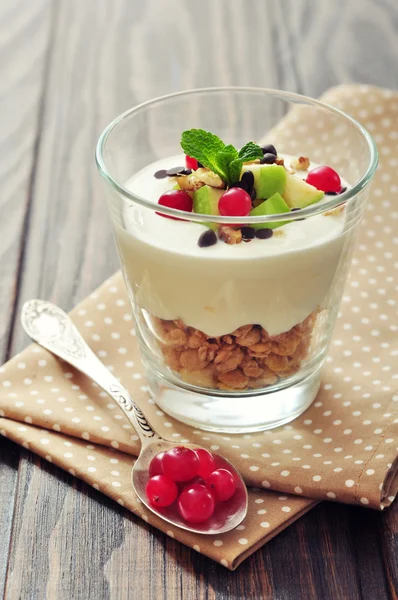 Postre con yogur y granola — Foto de Stock