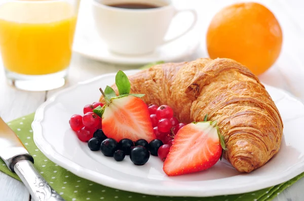 Fresh croissant with berries — Stock Photo, Image