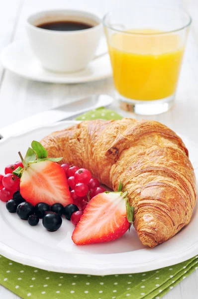 Fresh croissant with berries — Stock Photo, Image