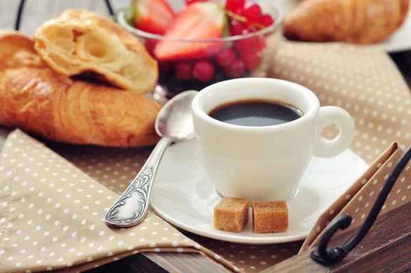 Taza de café con croissants —  Fotos de Stock