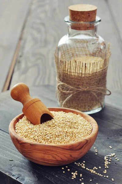 Raw quinoa seeds — Stock Photo, Image