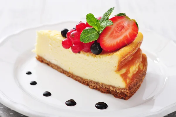 Cheesecake med färska bär — Stockfoto