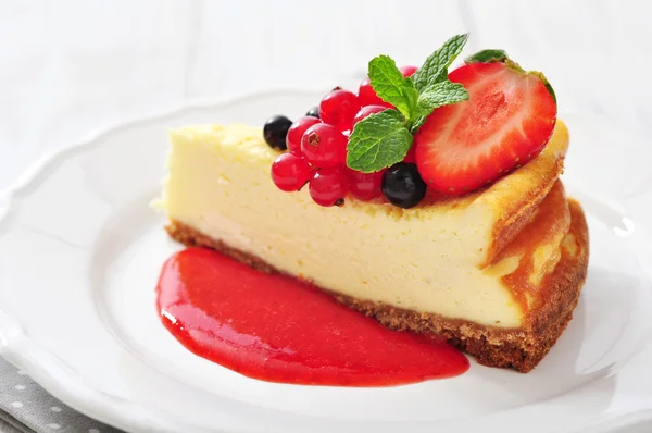 Cheesecake with fresh berries — Stock Photo, Image