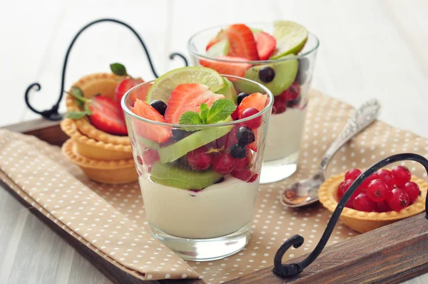 Йогурт и свежие ягоды — стоковое фото