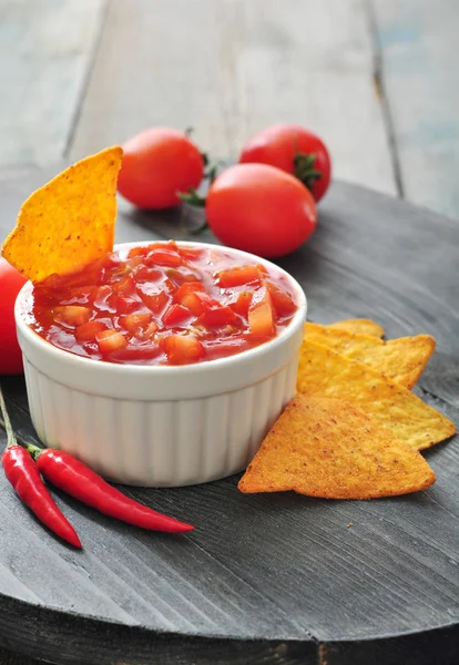 Schüssel Salsa mit Tortilla-Chips — Stockfoto