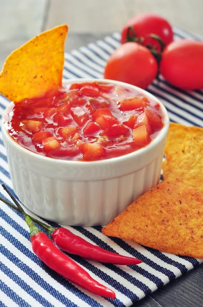 Schüssel Salsa mit Tortilla-Chips — Stockfoto