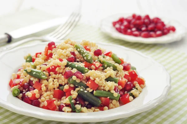 Salada com cuscuz e legumes — Fotografia de Stock