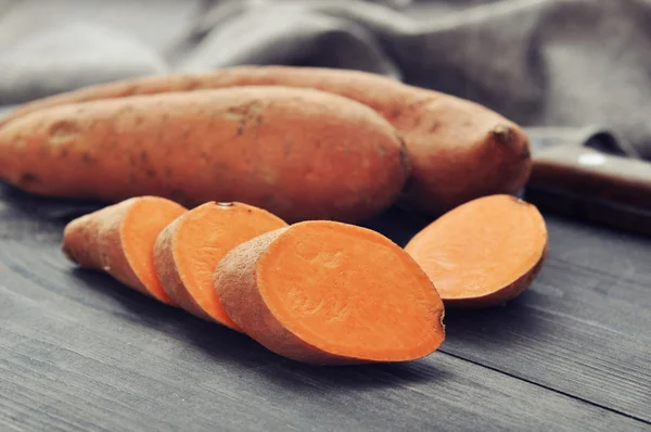 Raw sweet potatoes — Stock Photo, Image