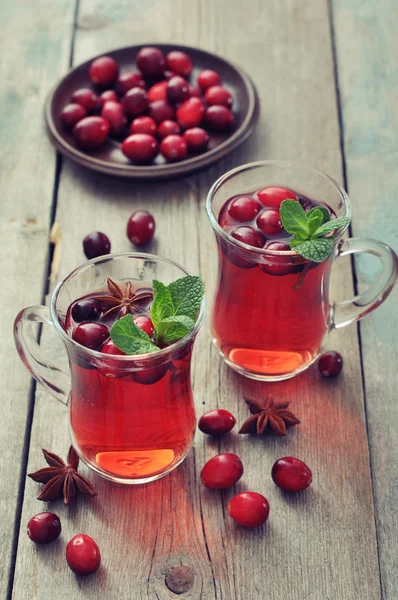 Mulled wine with fresh cranberry — Stock Photo, Image