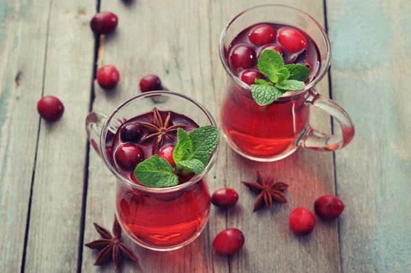 Glühwein mit frischen Preiselbeeren — Stockfoto