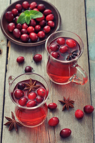 Mulled wine with fresh cranberry — Stock Photo, Image