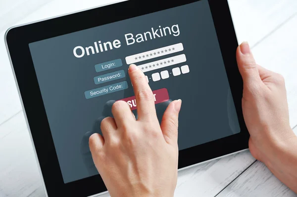 Frauenhände beim Online-Banking auf Touchscreen-Gerät — Stockbild Online-Banking-Konzept — Stockfoto