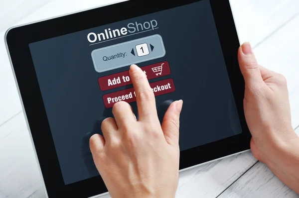 Frauenhände nutzen Touchscreen-Gerät für Online-Shopping — Stockbild Online-Shopping-Konzept — Stockfoto