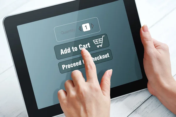 Frauenhände nutzen Touchscreen-Gerät für Online-Shopping — Stockbild Online-Shopping-Konzept — Stockfoto