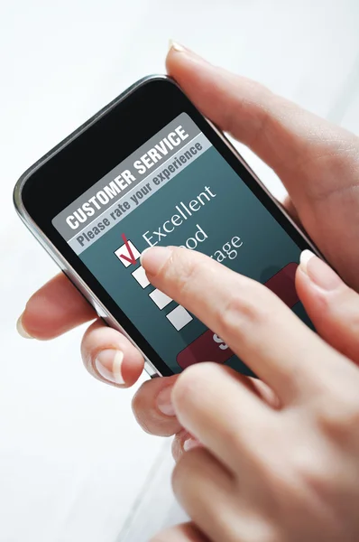 Online-Umfrage zur Kundenzufriedenheit auf einem Mobiltelefon — Stockbild Online-Kundenservice — Stockfoto