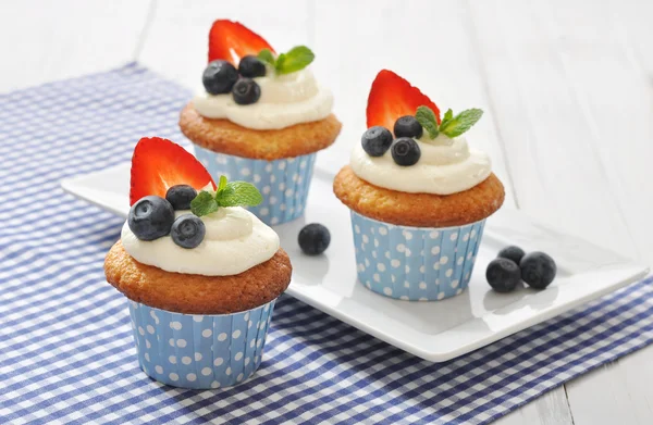 Cupcake decorati con bacche fresche — Foto Stock