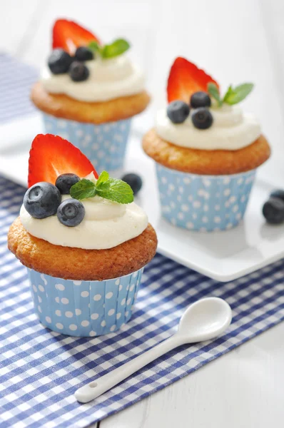 Cupcakes mit frischen Beeren dekoriert — Stockfoto