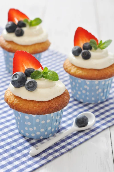 Cupcakes decorated with and fresh berries — Stock Photo, Image