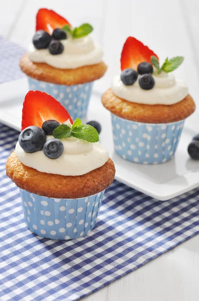 Cupcakes dekoriert mit frischen Beeren — Stockfoto