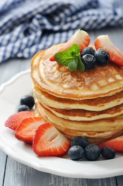 Pancakes with fresh berries — Stock Photo, Image