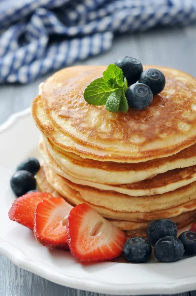 Pancakes with fresh berries — Stock Photo, Image