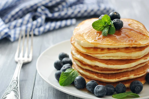 Pancakes with fresh berries — Stock Photo, Image