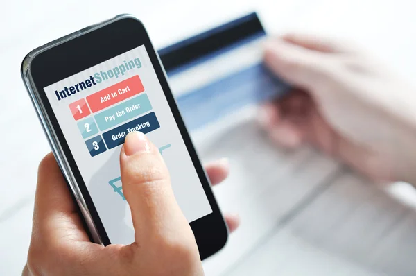 Frauenhände nutzen Smartphone für Internet-Einkäufe — Stockbild Einkaufskonzept im Internet — Stockfoto