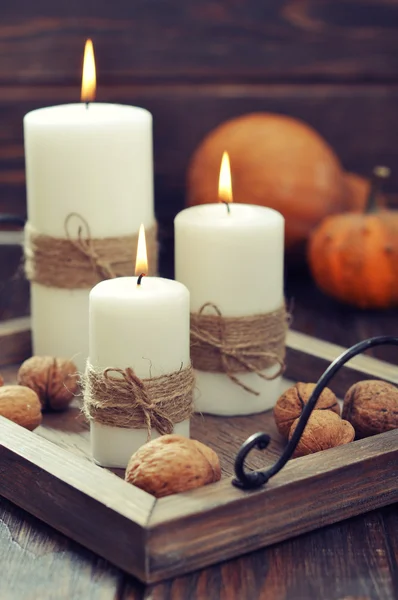 Velas con nueces y calabaza —  Fotos de Stock