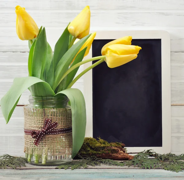 Tulips bouquet with blank blackboard — Stock Photo, Image