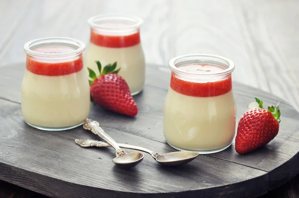 Panna cotta com morango fresco — Fotografia de Stock