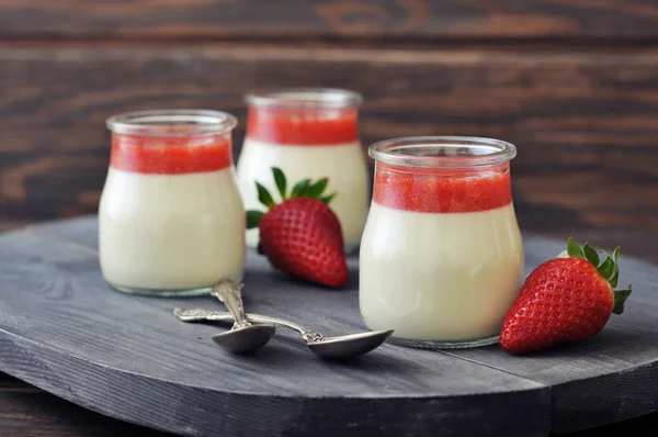 Panna cotta mit frischen Erdbeeren — Stockfoto