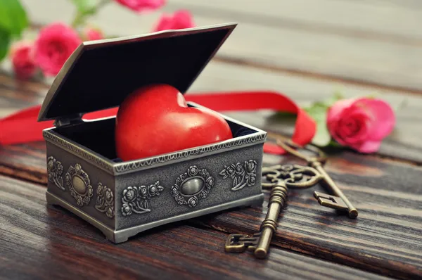 Stone heart in vintage gift box — Stock Photo, Image