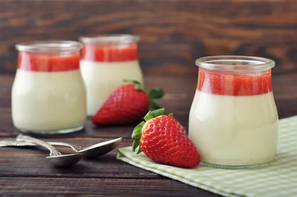 Panna cotta con fresa fresca — Foto de Stock