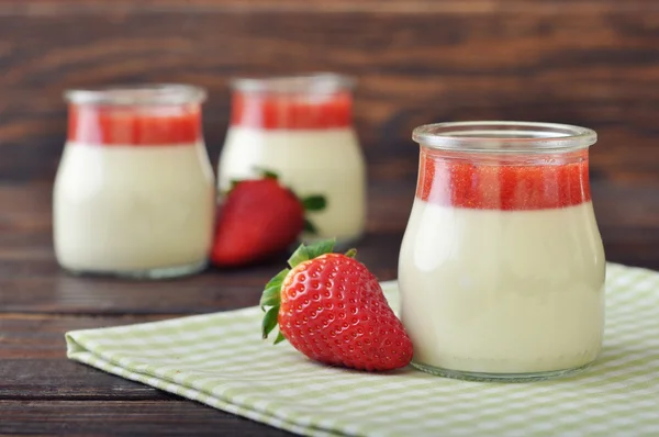 Panna cotta com morango fresco — Fotografia de Stock