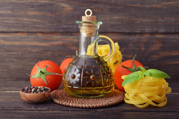Olivový olej ve skleněné lahvi — Stock fotografie