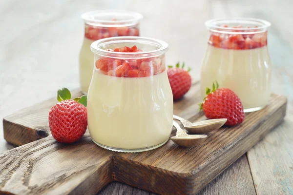 Pannacotta med färska jordgubbar — Stockfoto