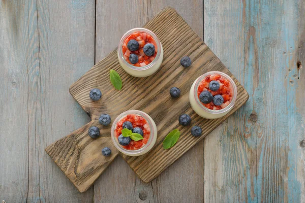 Panna cotta mit frischen Erdbeeren — Stockfoto