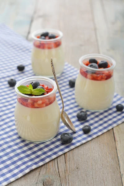 Panna cotta con fresa fresca —  Fotos de Stock