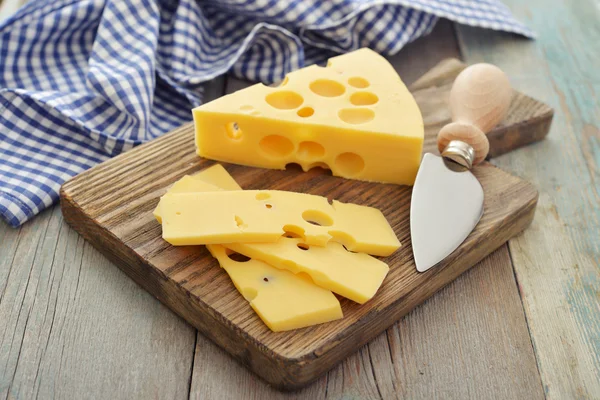 Сыр с большими отверстиями — стоковое фото