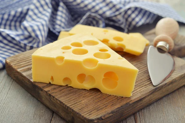 Сир з великими отворами — стокове фото